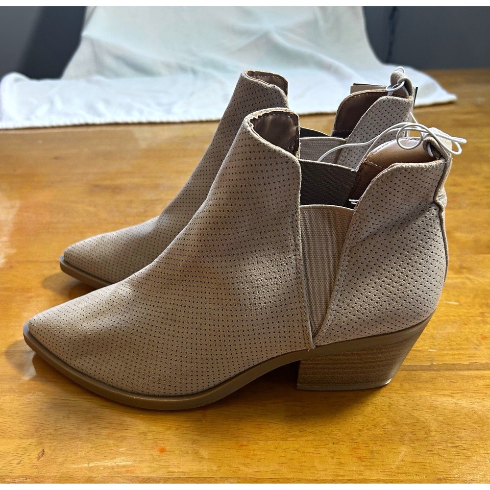 Universal Thread Sylvie Women's Taupe Faux Suede Perforated Ankle Bootie 7.5